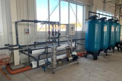 Sistem de tratare a apei cu filtru multimedia, dedurizator de apa, carbune activ si osmoza inversa pentru un prelucrator de lapte